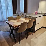 Deluxe Flat With Garden_tirana * Τίρανα